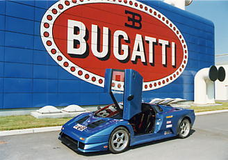 Una Bugatti nuova fiammante davanti alla fabbrica a Campogalliano