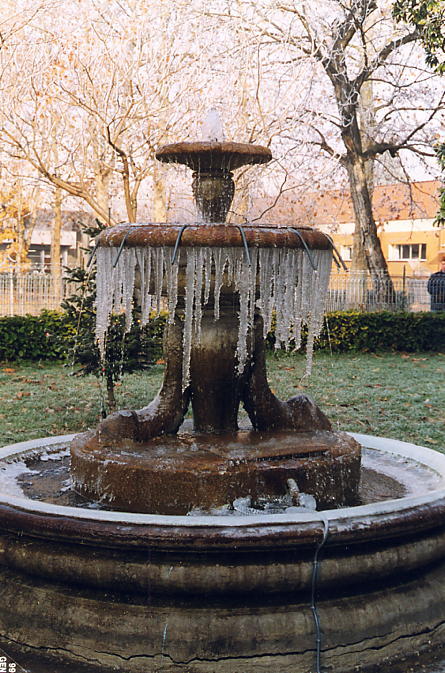 Fontana gelata circondata da ghiaccioli